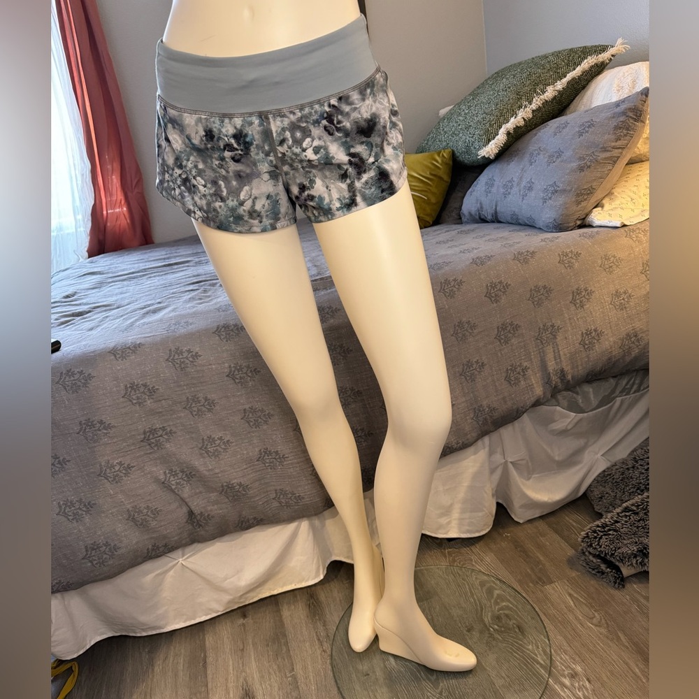 Hotty hot 2.5 low rise running shorts. Lined.